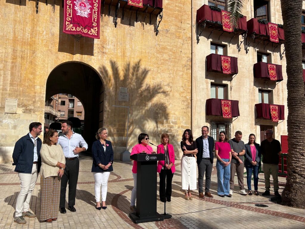 Elche se une al Día Internacional contra el Cáncer de Mama con la lectura de un manifiesto en la Plaza de Baix