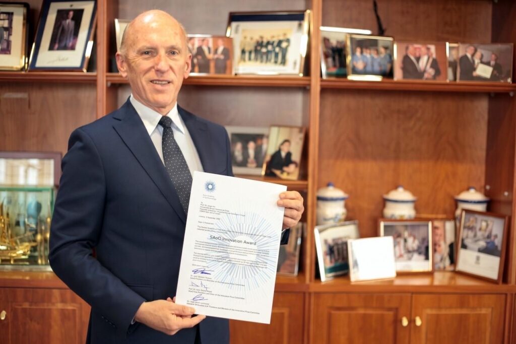 El catedrático de la UMH Jorge Alió recibe el Premio a la Innovación de la Academia Suiza de Oftalmología