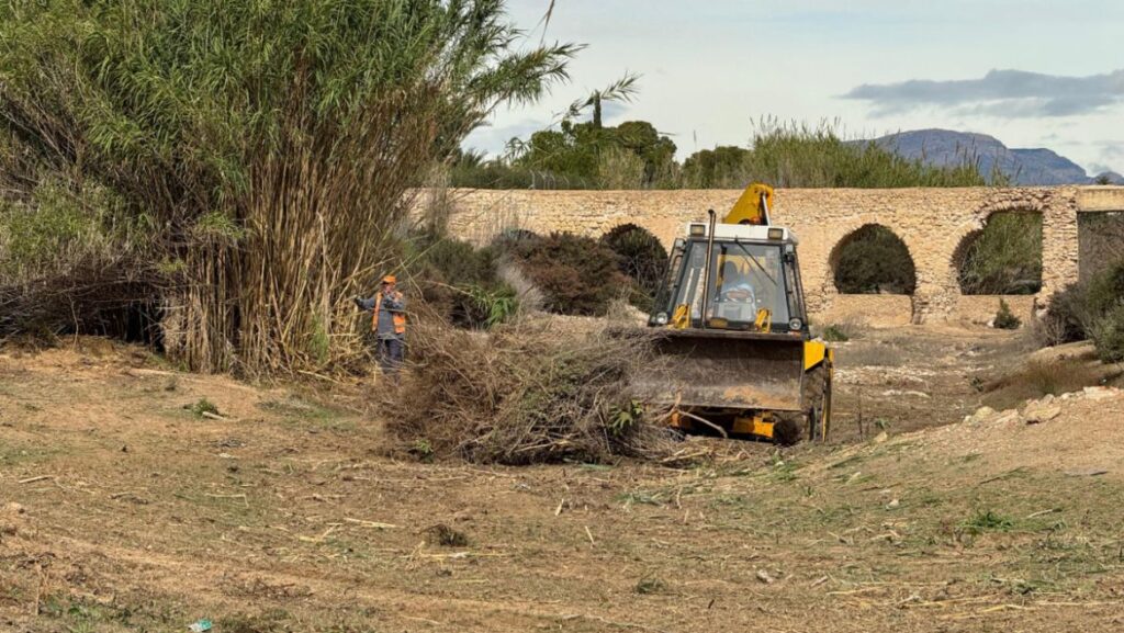 El Ayuntamiento de Elche reafirma su compromiso con la limpieza integral de los barrancos