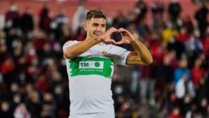 El Elche sigue atento al futuro de Lucas Boyé, que podría salir del Granada este verano