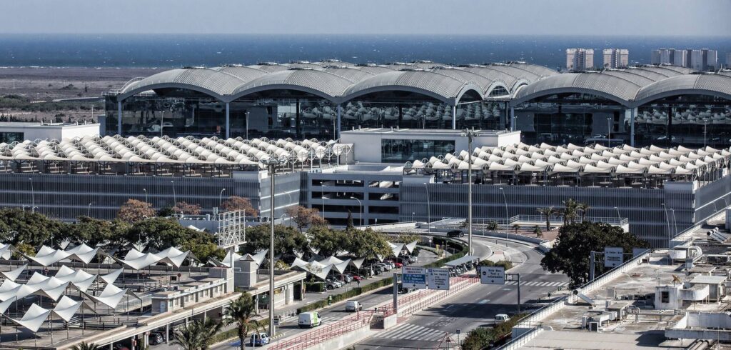 Elche exige a 46 aparcamientos del entorno del aeropuerto acreditar sus condiciones técnicas