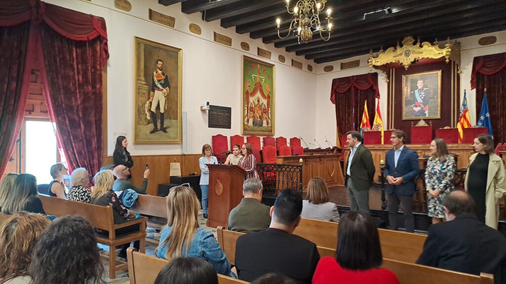 Elche reafirma su compromiso con la infancia en una jornada conmemorativa