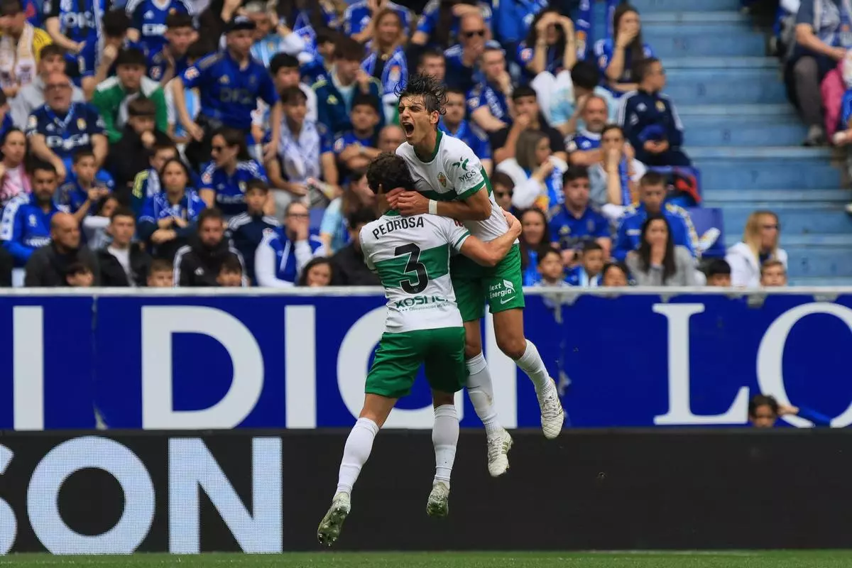 El Elche consigue la primera victoria fuera de casa y se aferra a la ...