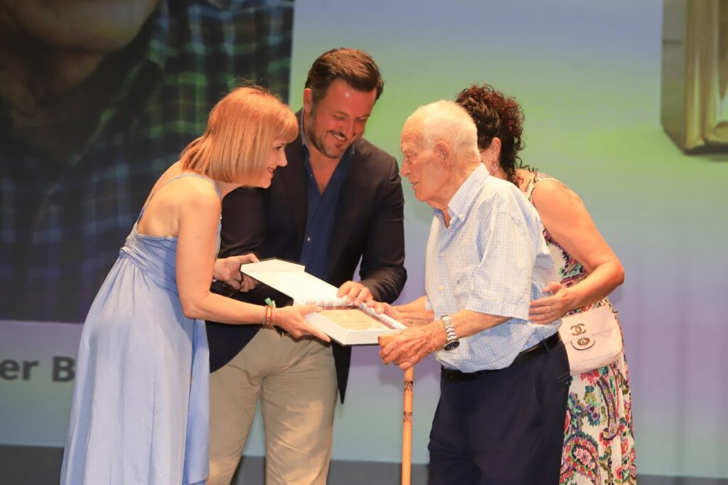 El Ayuntamiento de Elche homenajea a los mayores de 90 años con motivo del Día de los Abuelos