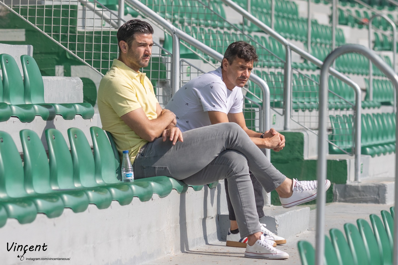 Mauro Óbolo y Antonio Barragán siguen el entrenamiento de la plantilla del Elche CF en el estadio Martínez Valero / Vicente Irles