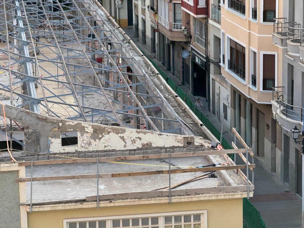 Finaliza antes de lo previsto la retirada del fibrocemento de la cubierta del Mercado Central de Elche
