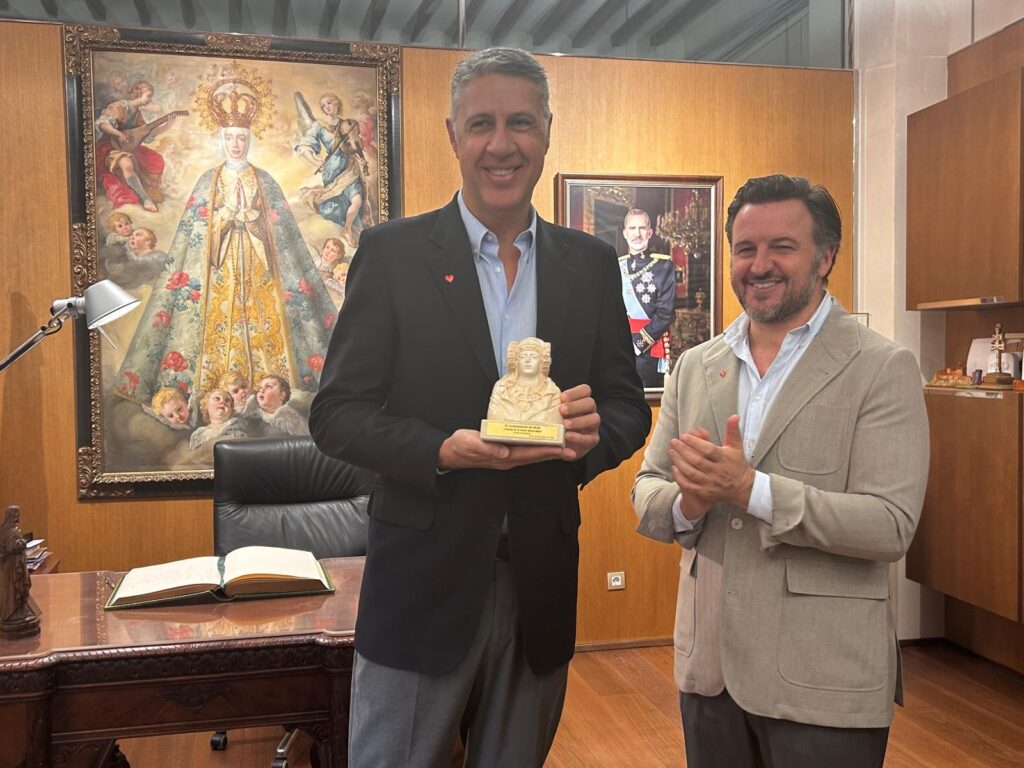 El alcalde de Badalona, Xavier García Albiol, visita Elche para estrechar lazos entre ambas ciudades