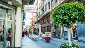 Elche pide abrir los comercios el segundo lunes de mona y reservar el Viernes Santo