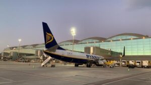 Ryanair estrena cuatro rutas desde el aeropuerto de Elche, pero mantiene congelada su oferta de invierno
