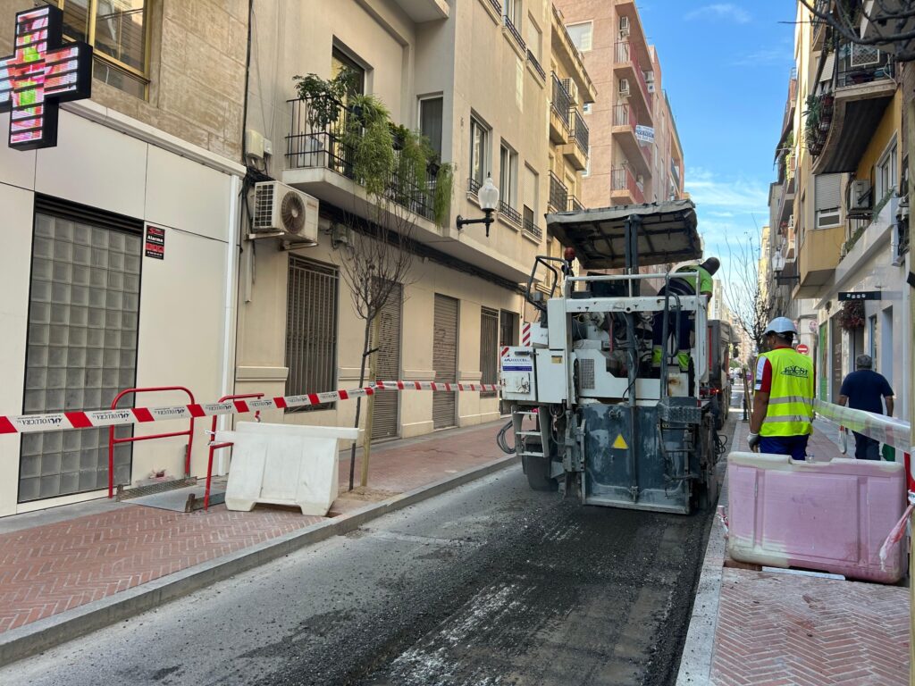 La calle Major del Pla encara su recta final con el asfaltado de la calzada la próxima semana