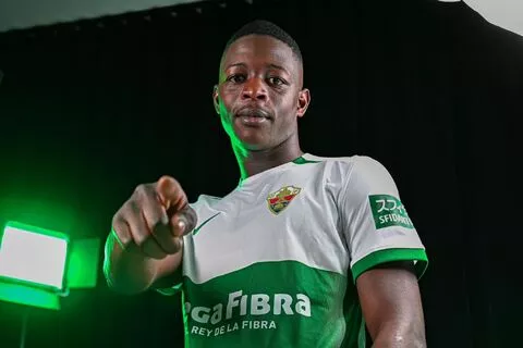 Bakary Traoré continuará vistiendo la elástica franjiverde hasta 2026