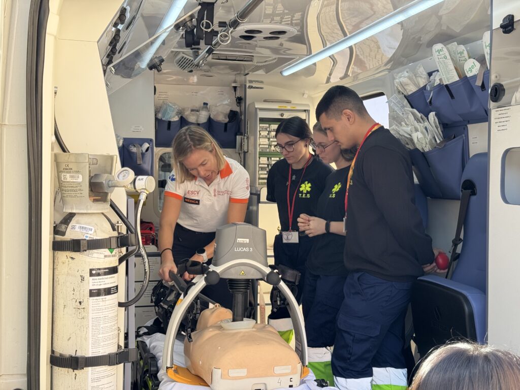 Elche enseña a la ciudadanía a salvar vidas con talleres de reanimación cardiopulmonar