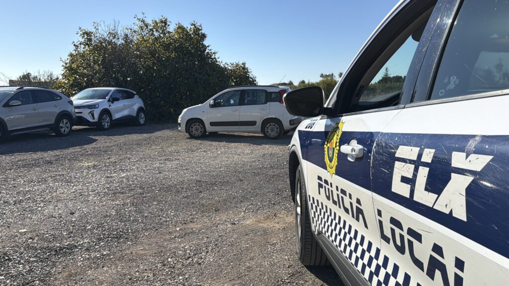 Elche clausura una campa de coches en Saladas y actúa contra otra en El Altet con 500 vehículos en total