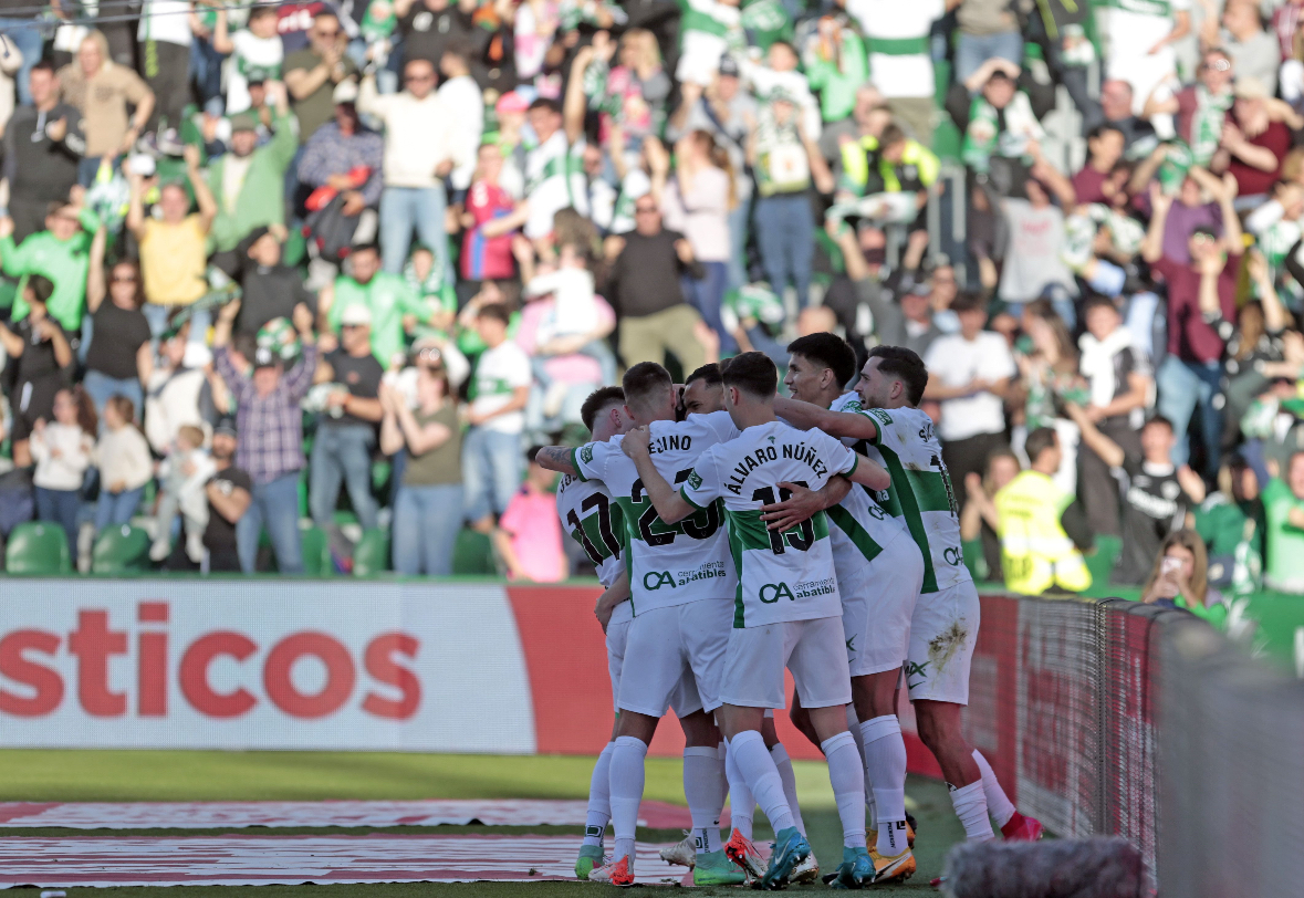 El Elche aprovecha los pinchazos de cuatro rivales directos para abrir ...