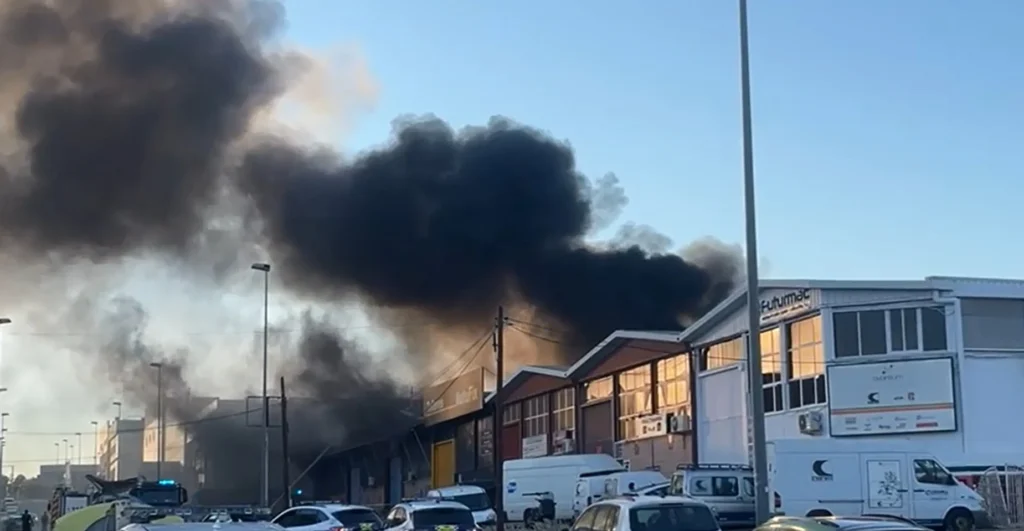 Incendio en nave industrial de calzado en Elche deja un herido por inhalación
