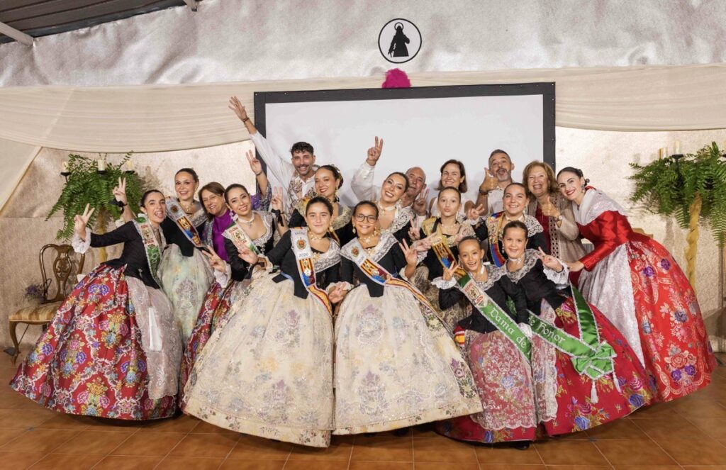 Algorós y Derramador se visten de gala para estrenar su nuevo reinado festero
