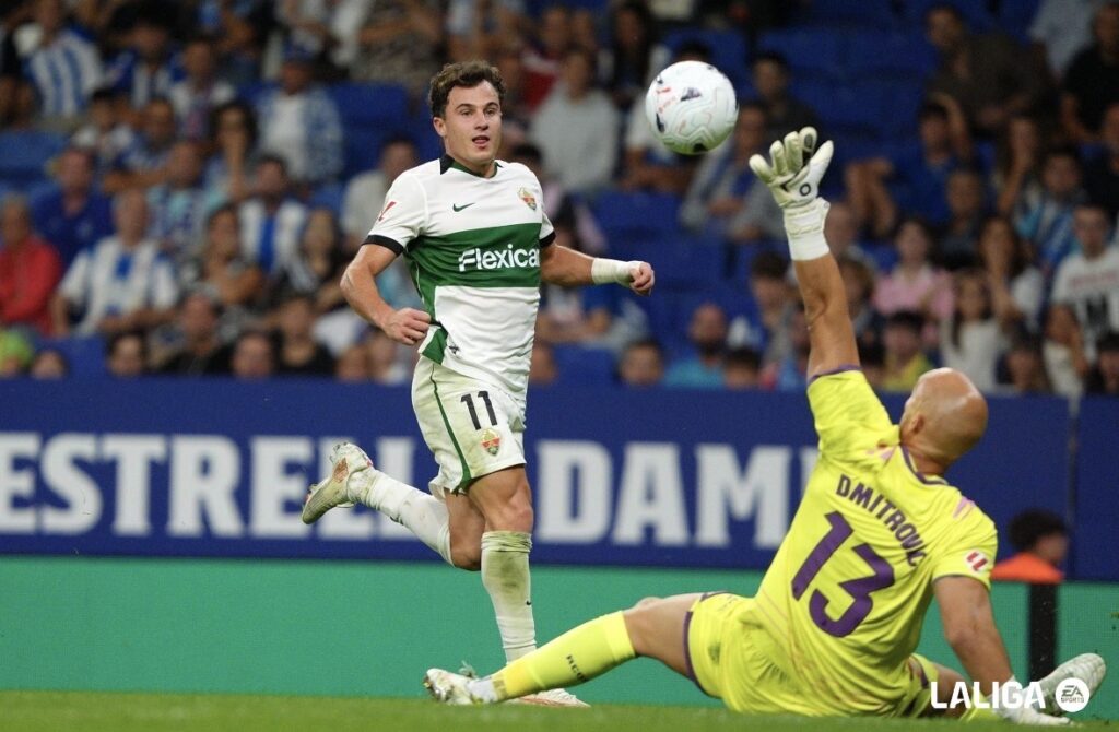 Un Elche de diez logra su primer triunfo de la temporada ante el Espanyol