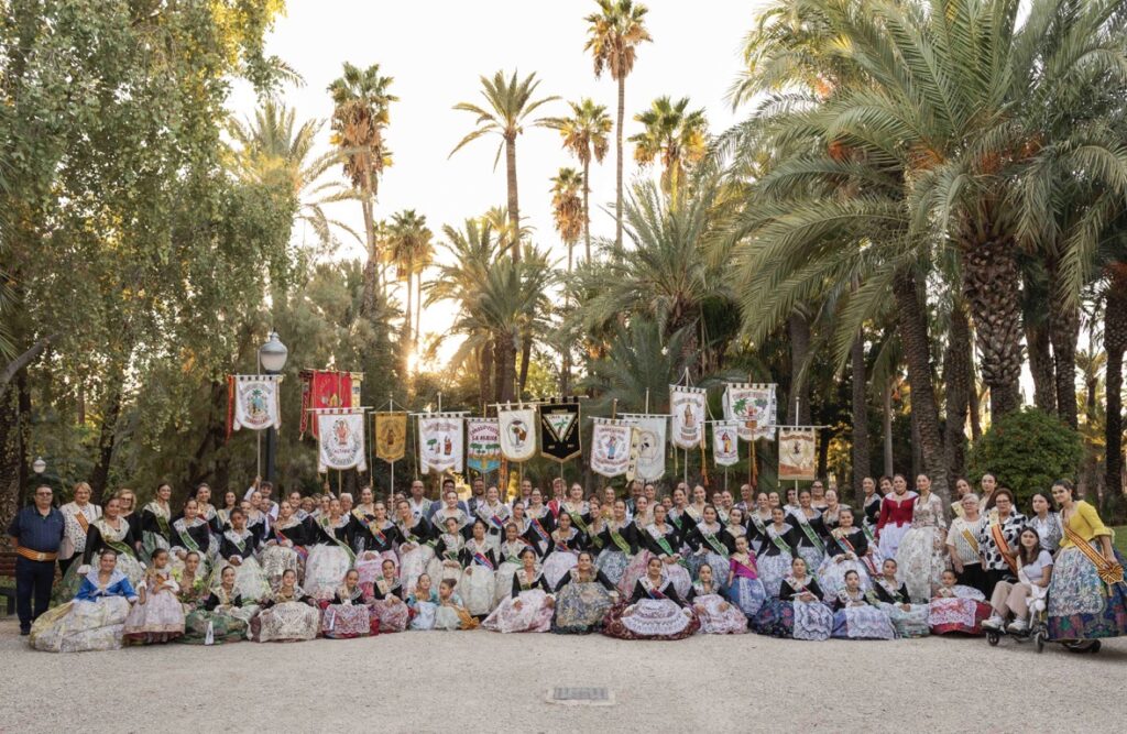 Las 13 comisiones de la UFECE participan en un pasacalle por el centro de Elche con motivo de La Fireta
