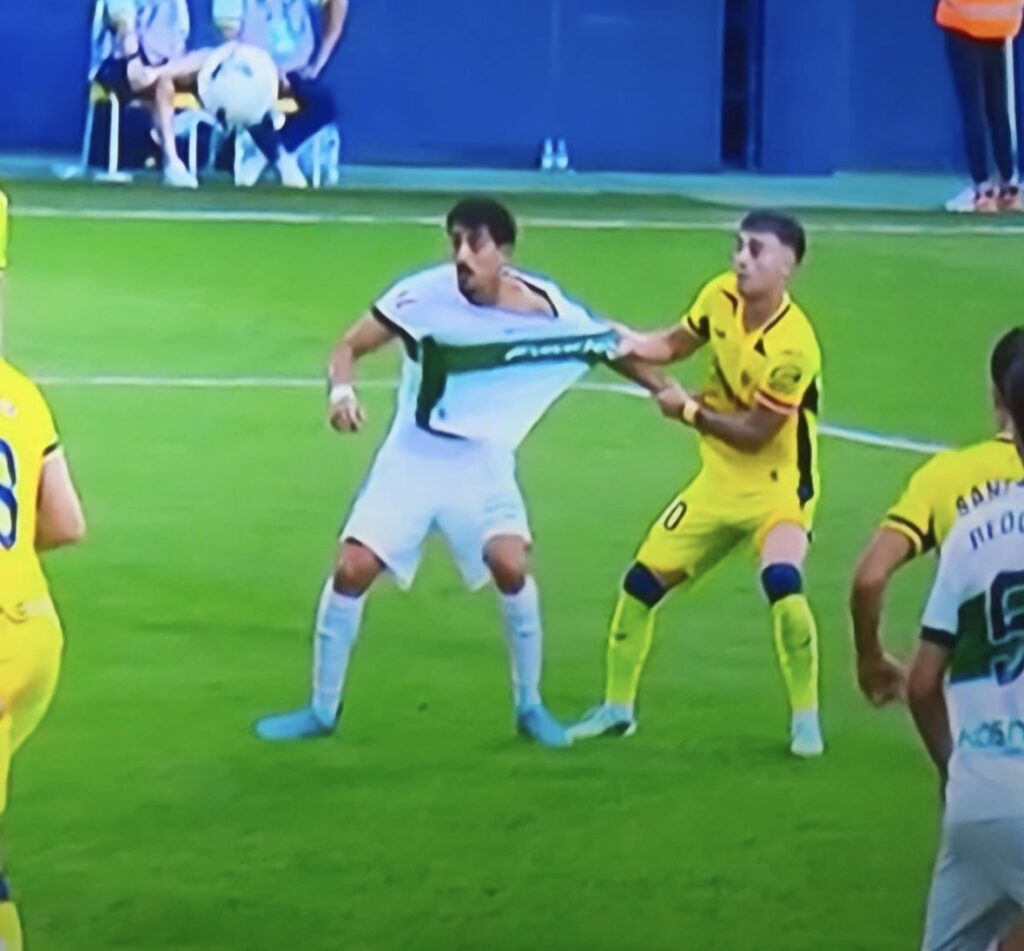 El CTA reconoce que el VAR se equivocó al intervenir en el penalti de Moleiro sobre Revivo
