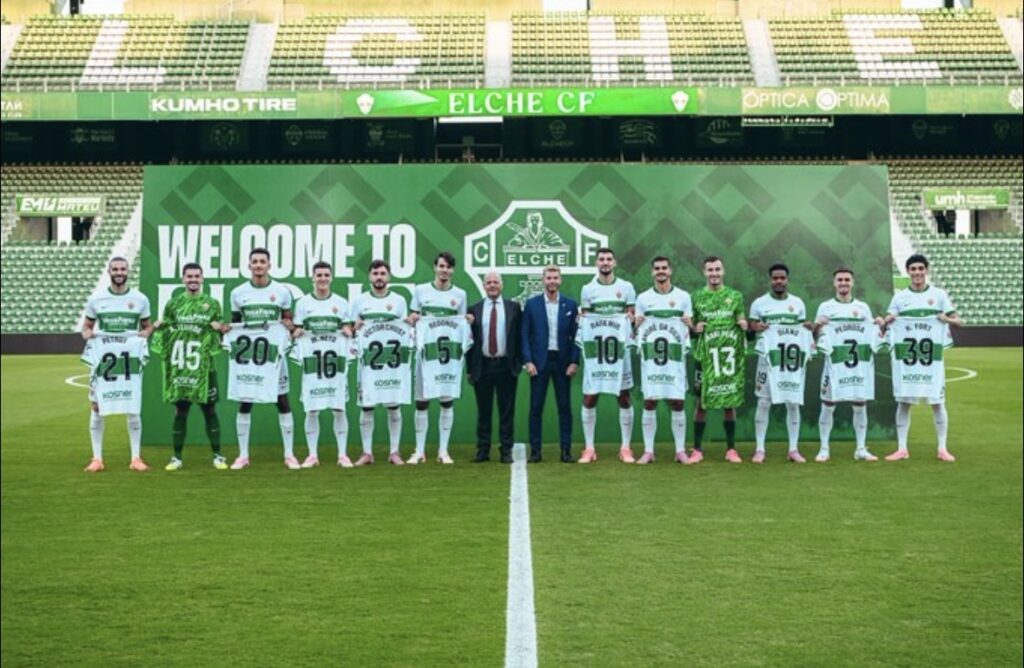 El Elche CF presenta a sus 12 fichajes ante su afición en el Martínez ...