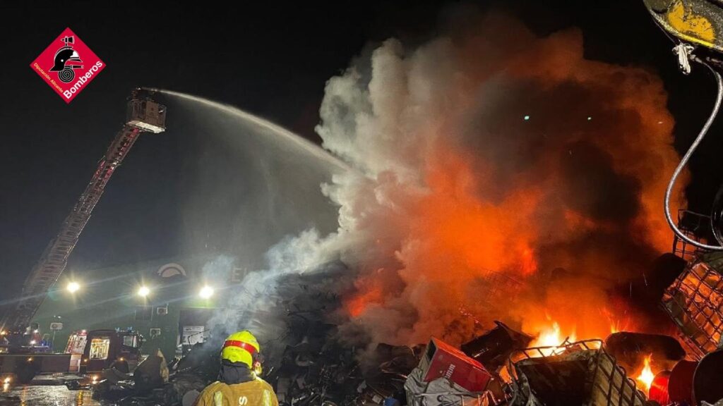 Los bomberos intervienen en un incendio en una planta de reciclaje de Elche