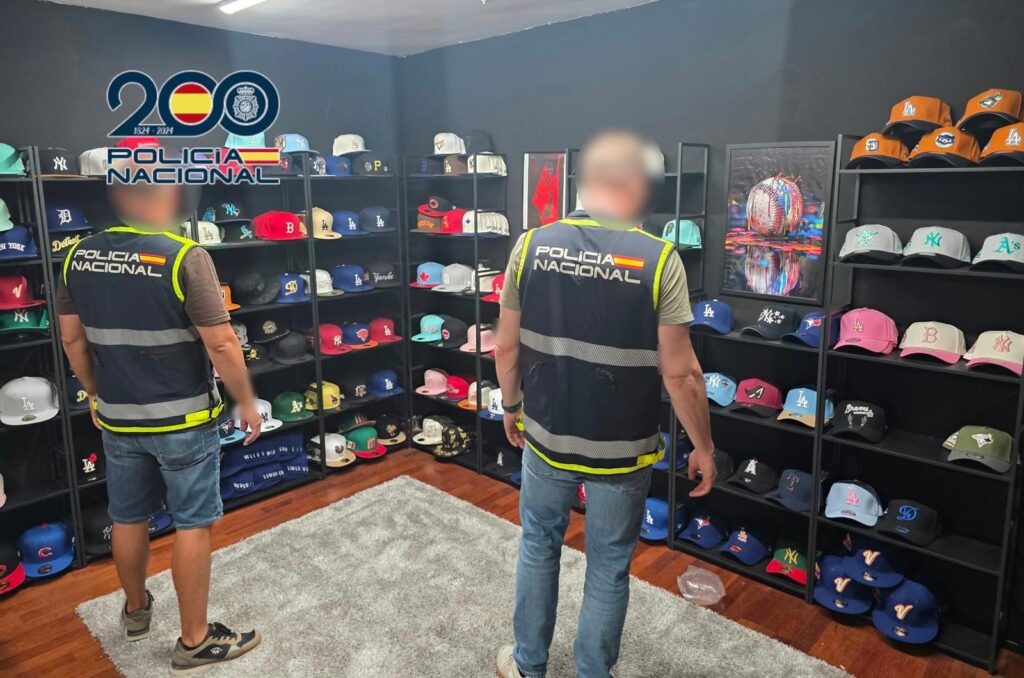 La Policía Nacional detiene a una pareja en Alicante con 614 gorras falsificadas tras una investigación iniciada en Elche