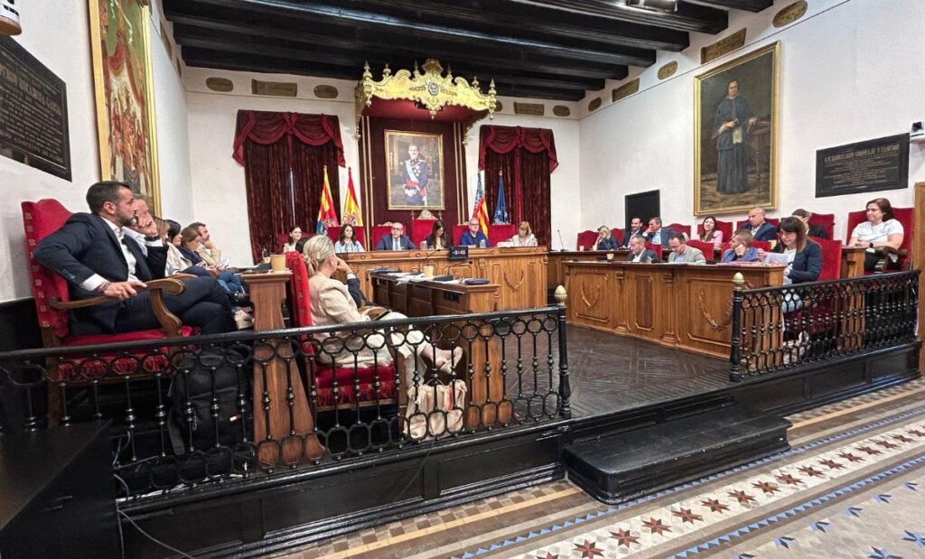 Bronca en el Pleno de Elche: Vox denuncia que Huertas les llamó “fascistas” y que se negó a retirar el calificativo