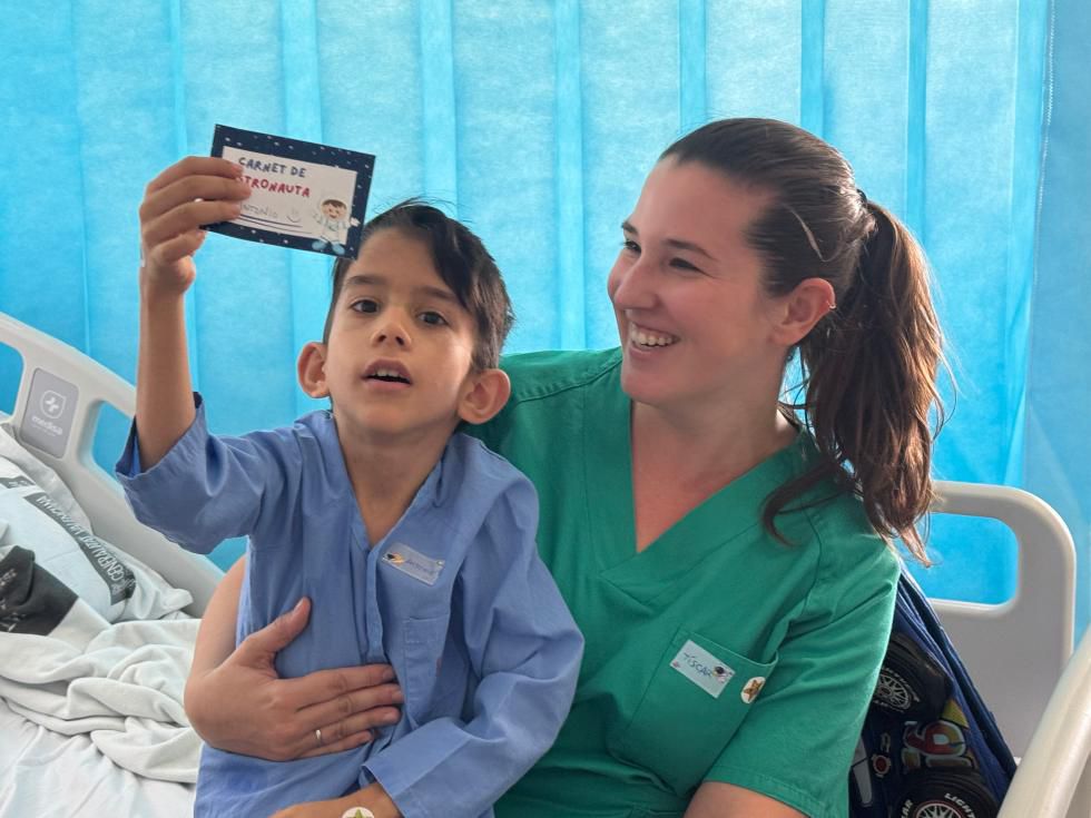 El Hospital General Universitario de Elche humaniza las resonancias magnéticas pediátricas con la entrega de un carnet de astronauta