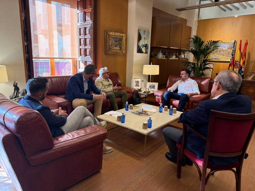 El alcalde Pablo Ruz se reúne con AESEC y Jovempa para abordar medidas de apoyo a los autónomos y pymes ante la subida de cuotas