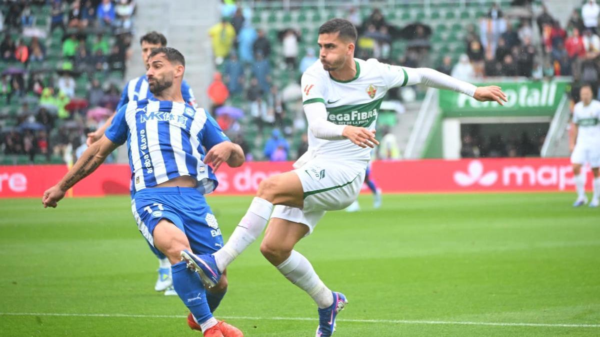 El Elche tropieza ante un Alavés ultradefensivo en un partido con apenas 40 minutos de juego efectivo