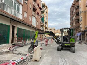La calle Francisco Alemañ de Altabix renueva aceras, alumbrado LED y calzada