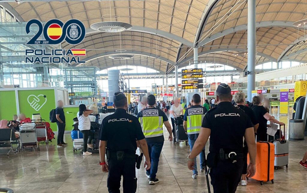Detenido en el aeropuerto de Alicante-Elche un fugitivo reclamado por Polonia por 77 delitos