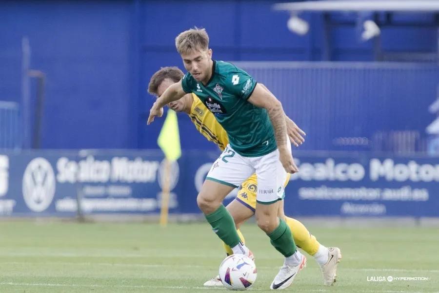 El Elche aprieta por Iker Losada y quiere ganarle la partida a Levante y Celta
