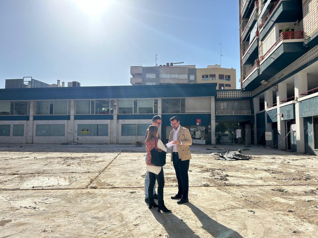 Comienzan las obras de reurbanización en la plaza de los pisos azules de Elche