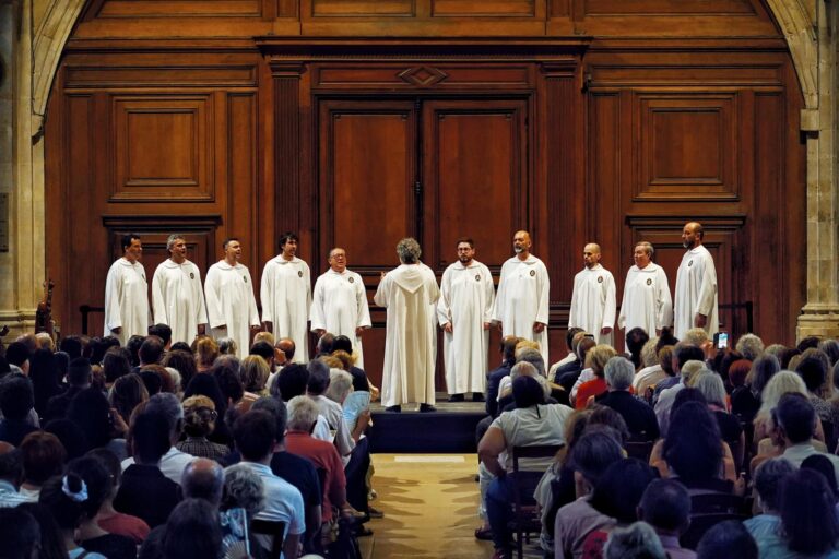 “Elche emociona a París con la voz del Misteri d’Elx en Saint-Étienne”