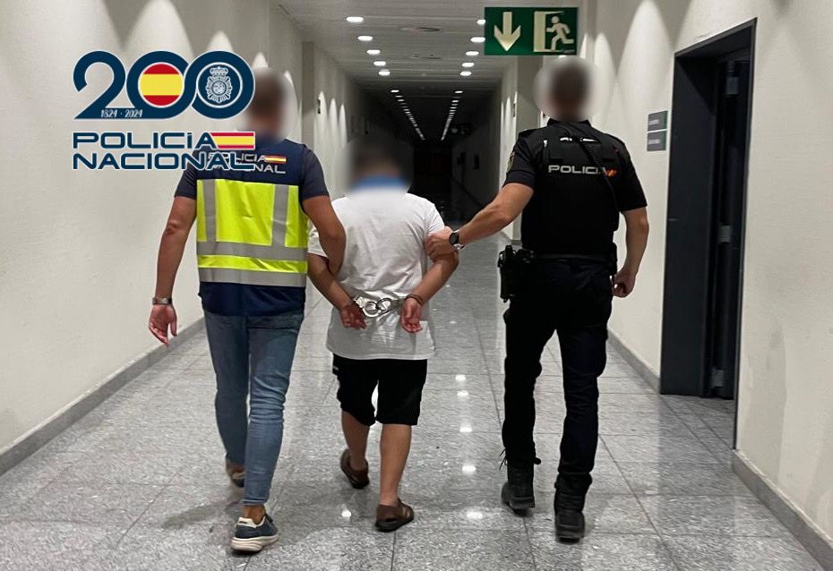 La Policía Nacional detiene en el aeropuerto de Alicante-Elche a un hombre buscado por tráfico de drogas en Italia